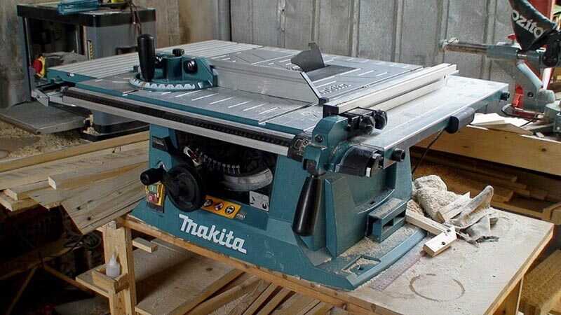 Máy cưa bàn Makita MLT100 được dùng trong xưởng gỗ