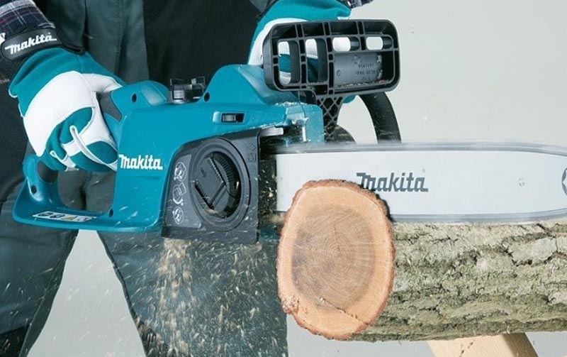 Máy cưa xích dùng điện Makita UC4041A cưa gỗ dễ dàng