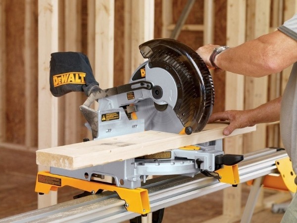 Máy cưa đa góc Dewalt DW714-B1 có trọng lượng khá nặng 13.6kg