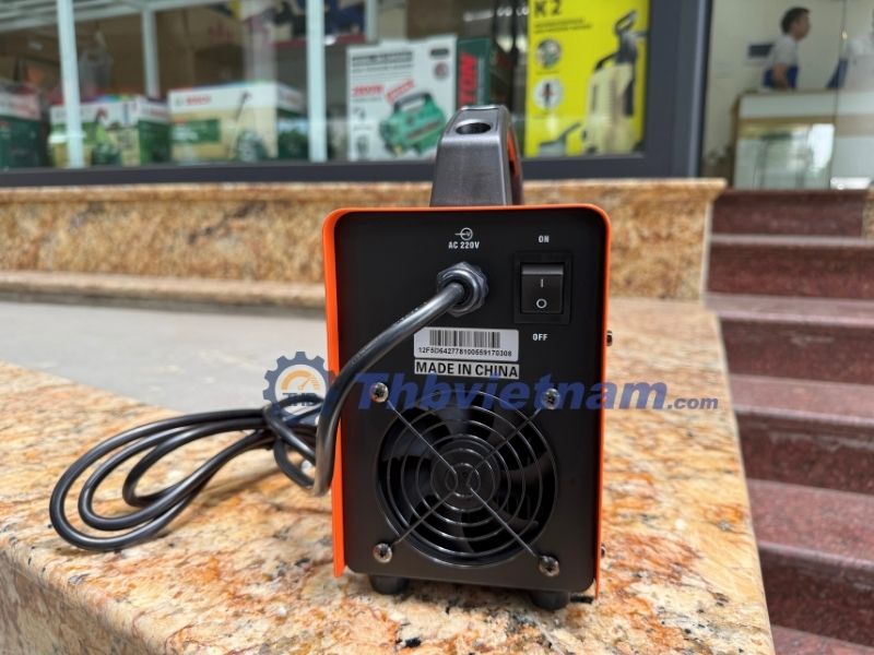 Mặt sau của Jasic ZX7 200E với quạt tản nhiệt giúp máy hoạt động liên tục trong nhiều giờ