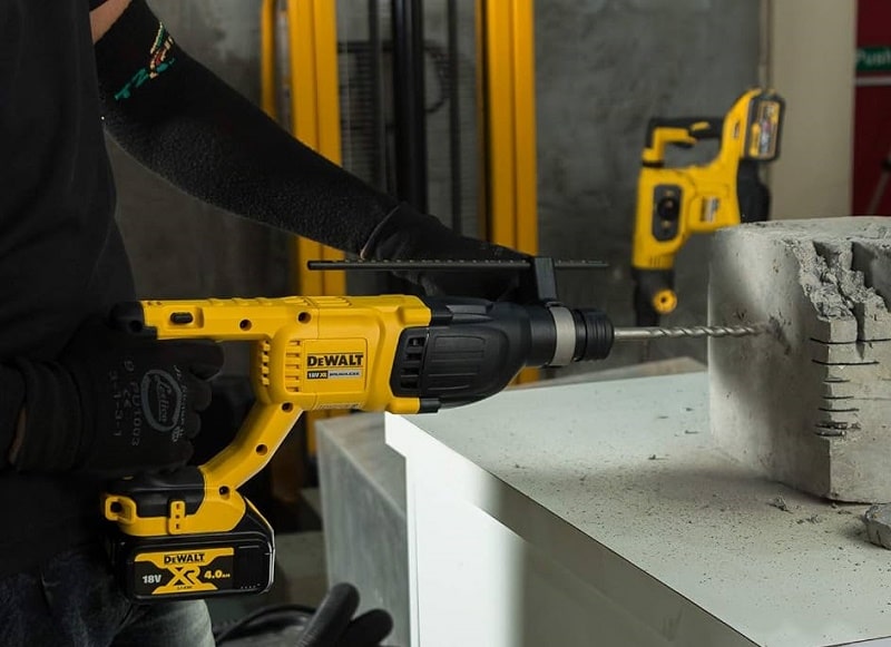 Máy khoan bê tông Dewalt dùng pin cho khả năng khoan đục bê tông nhanh mạnh