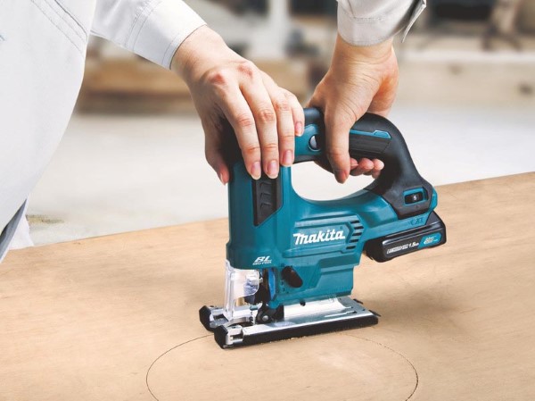 Máy cưa lọng Makita JV103DSYJ là máy cưa gỗ hoạt động bằng pin sạc