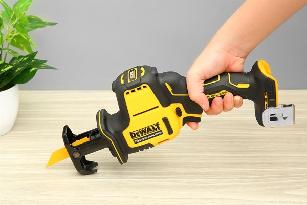 Một dòng máy cưa gỗ do hãng Dewalt sản xuất