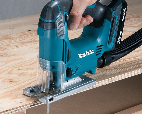 Một dòng máy cưa lọng của Makita