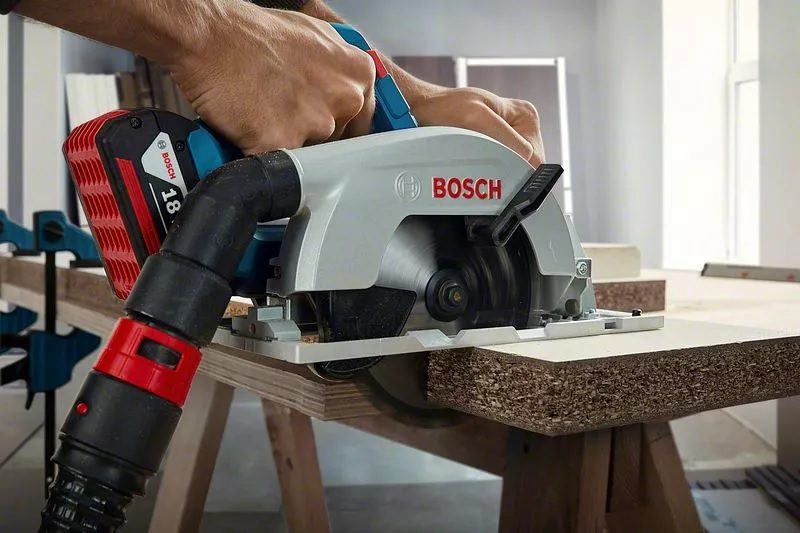 Máy cưa Bosch GKS 185-LI Solo hoạt động mạnh mẽ