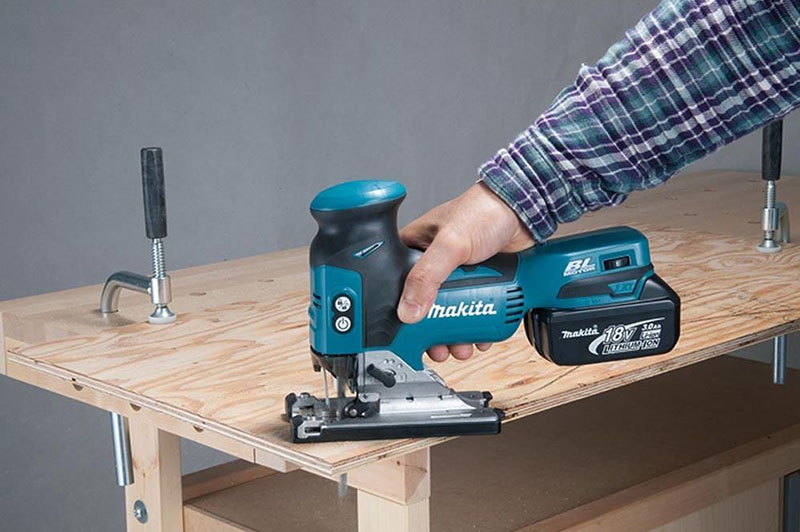 Máy cưa lọng Makita DJV181Z nhỏ gọn, dễ dùng