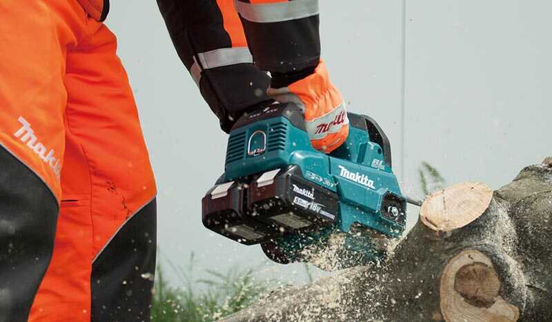 Máy cưa xích Makita DUC406Z hoạt động mạnh mẽ