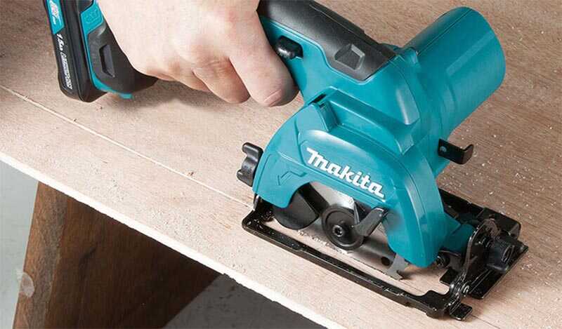 Máy cưa đĩa Makita HS301DSYE cưa gỗ hiệu quả