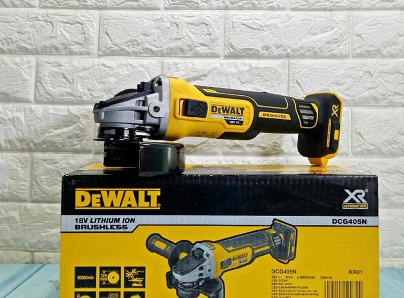 Máy mài góc Dewalt DCG405N-KR hoạt động mạnh mẽ