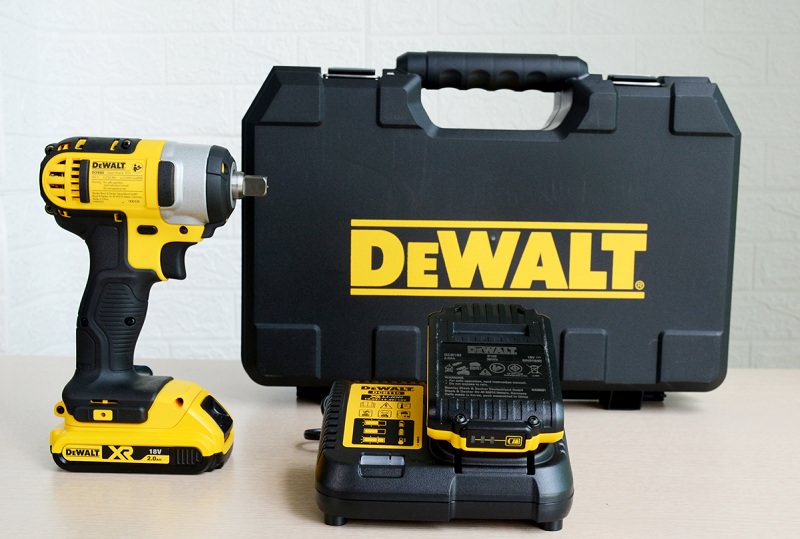 Máy vặn bu lông chạy pin Dewalt DCF880D2-B1