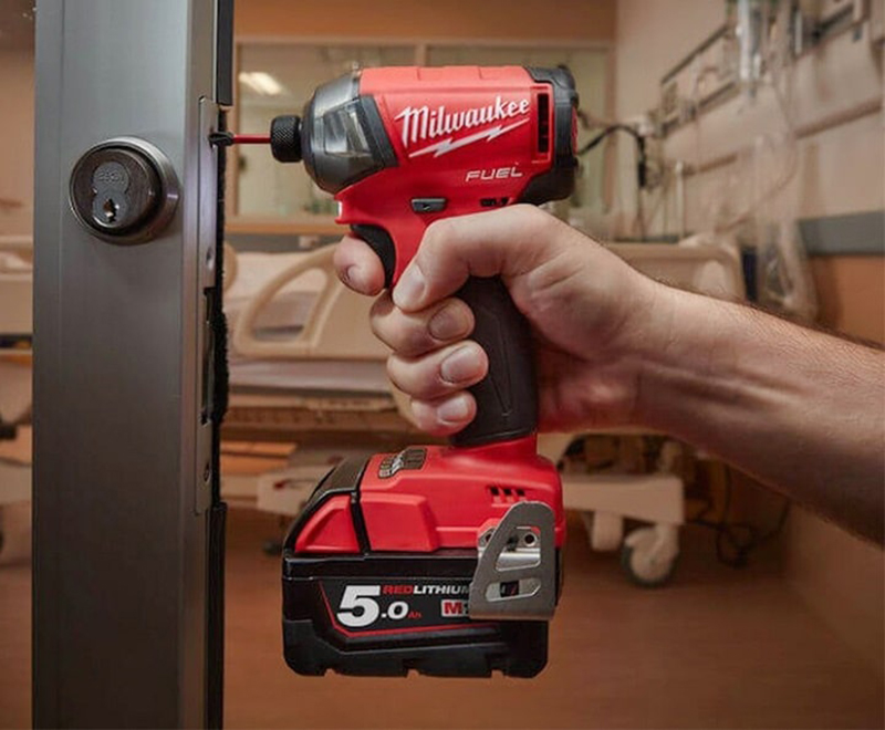 Máy vặn vít Milwaukee M18 FQID-0 hoạt động mạnh mẽ