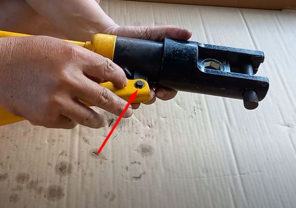Tháo sửa kìm bấm cos thủy lực bị hỏng