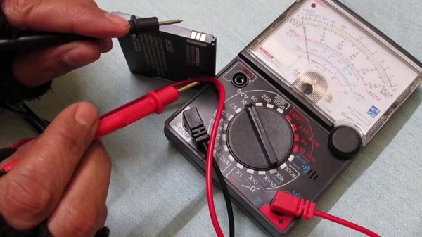 Cách đo đồng hồ vạn năng kim để kiểm tra điện áp