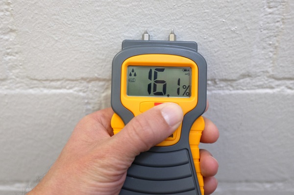 Sử dụng máy đo độ ẩm tường có chân kim