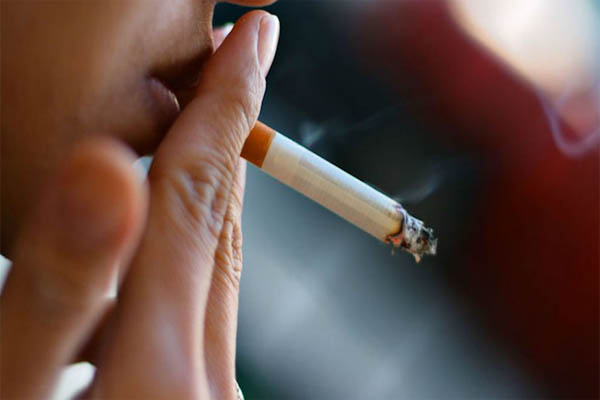Dùng thuốc lá làm giảm nồng độ cồn trong hơi thở