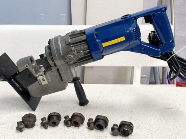 Máy đột lỗ thủy lực cầm tay chạy điện MHP-20