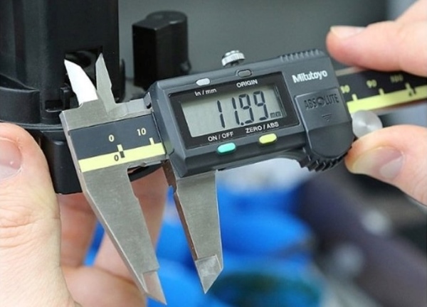 Thước kẹp Mitutoyo 500-197-30 có độ chính xác 0,02mm đo được theo cả 2 hệ met và inch