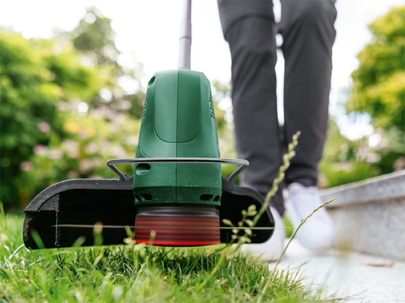 Máy cắt cỏ dùng điện cầm tay Bosch EasyGrassCut 23 sử dụng hệ thống cắt bán tự động