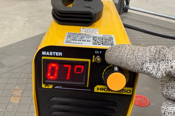 Quét mã QR để tra cứu thông tin máy hàn Hồng Ký