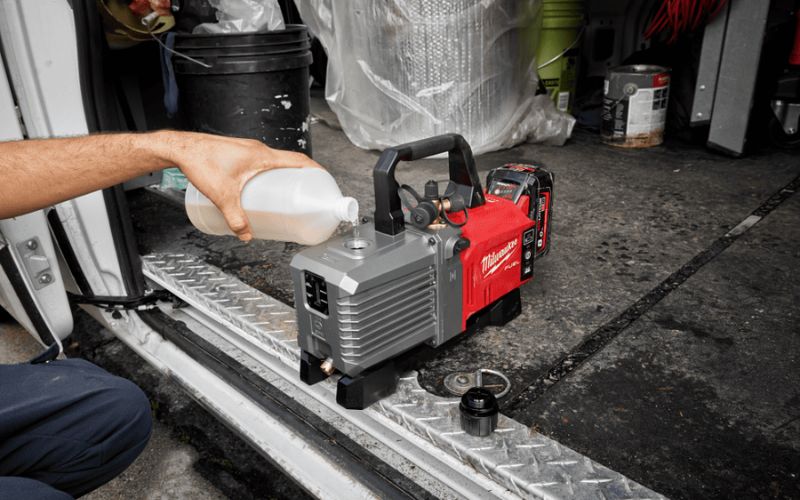 Milwaukee M18 FVP5-0 có cửa nạp dầu lớn