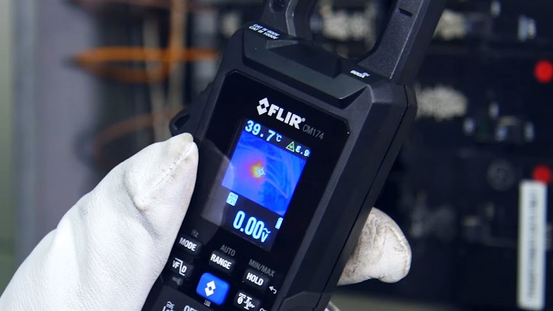 FLIR CM174 sử dụng màn hình màu TFT hiển thị nền nhiệt độ và số chính xác