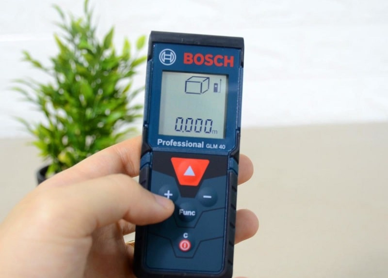 Máy đo khoảng cách laser Bosch GLM 30 thể hiện các số đo chiều dài chính xác bằng cách đơn giản nhất