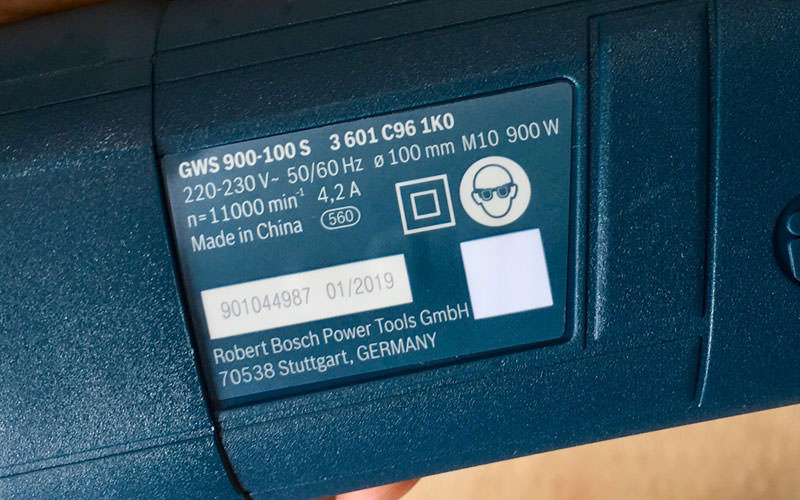Thông số kỹ thuật Bosch GWS 900-100 S được in trên thân máy