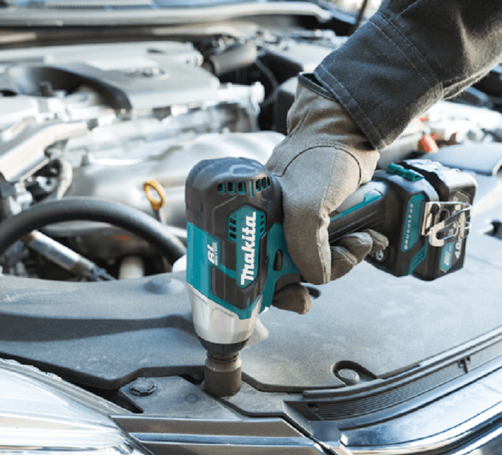 Makita TW161DSAE được dùng phổ biến trong sửa chữa ô tô