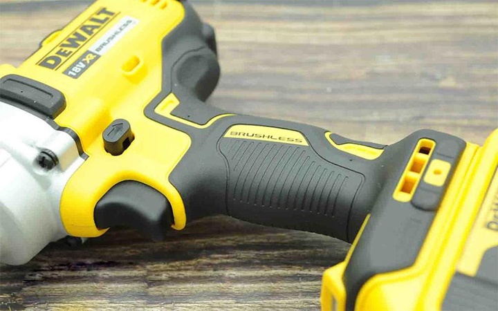 Dewalt DCF894M2 được trang bị động cơ không chổi than